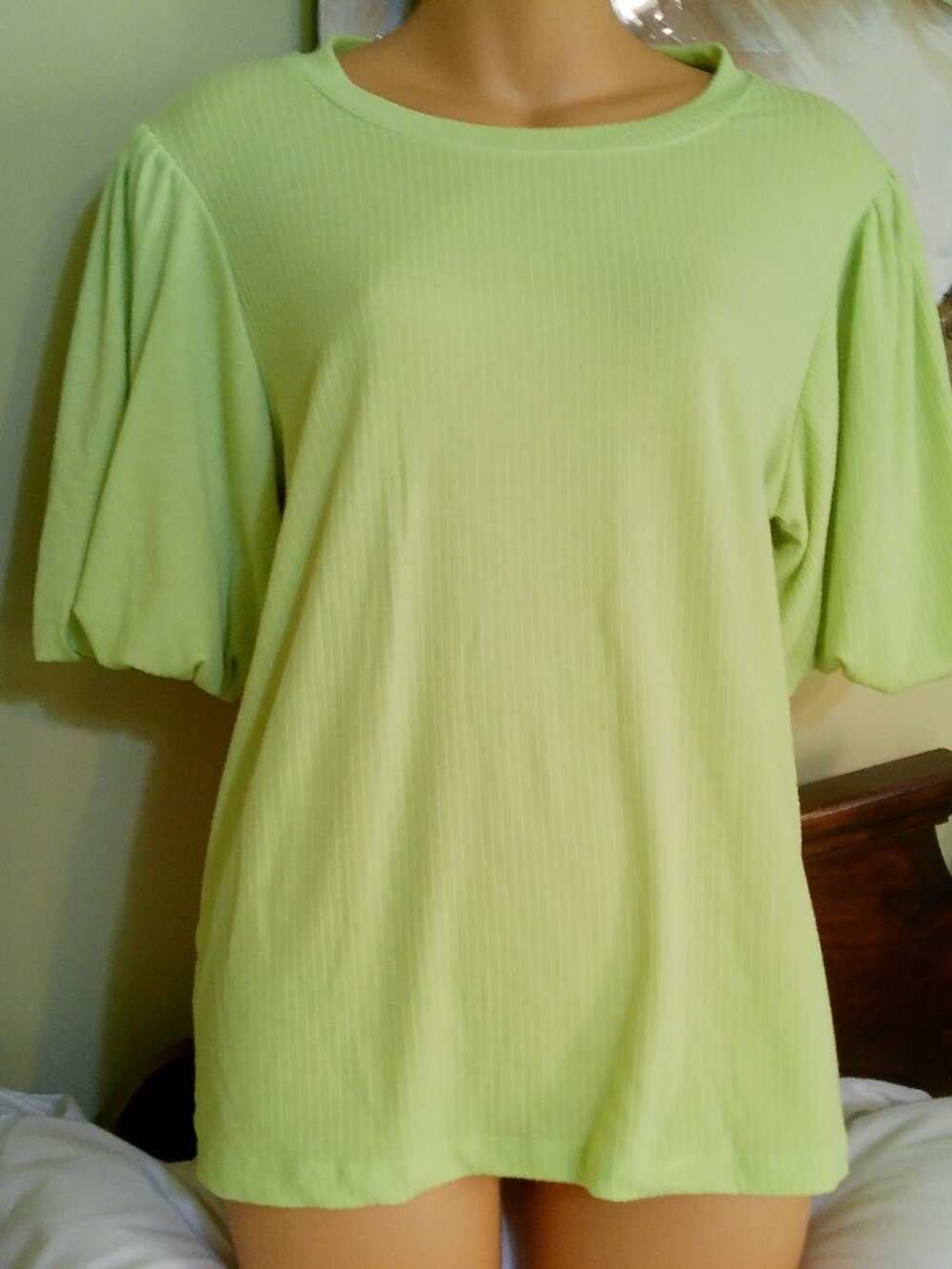 ANNIE WEAR LOS ANGELES LIME GREEN PUFFED SLEEVE TOP SIZE M GREAT CONDITION